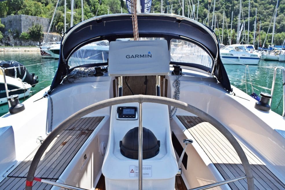 Bavaria 33 Cruiser Cockpit