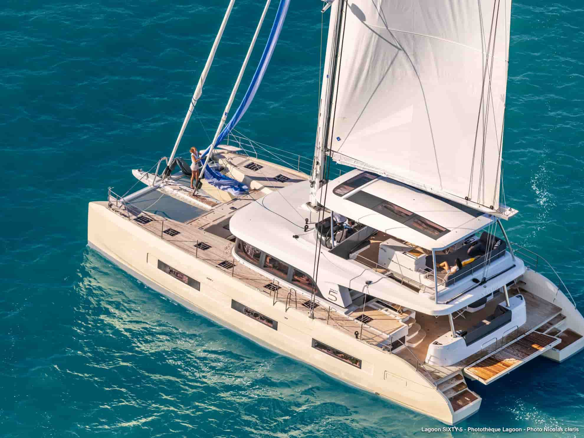 Location catamaran de luxe Lagoon Sixty 5