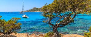 Lire la suite à propos de l’article Itinéraire d’une semaine en voilier autour de la Corse : cap sur les plus beaux mouillages