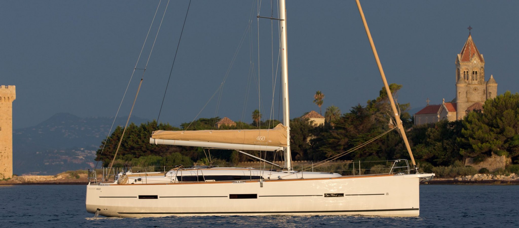 Voilier au mouillage Dufour 460