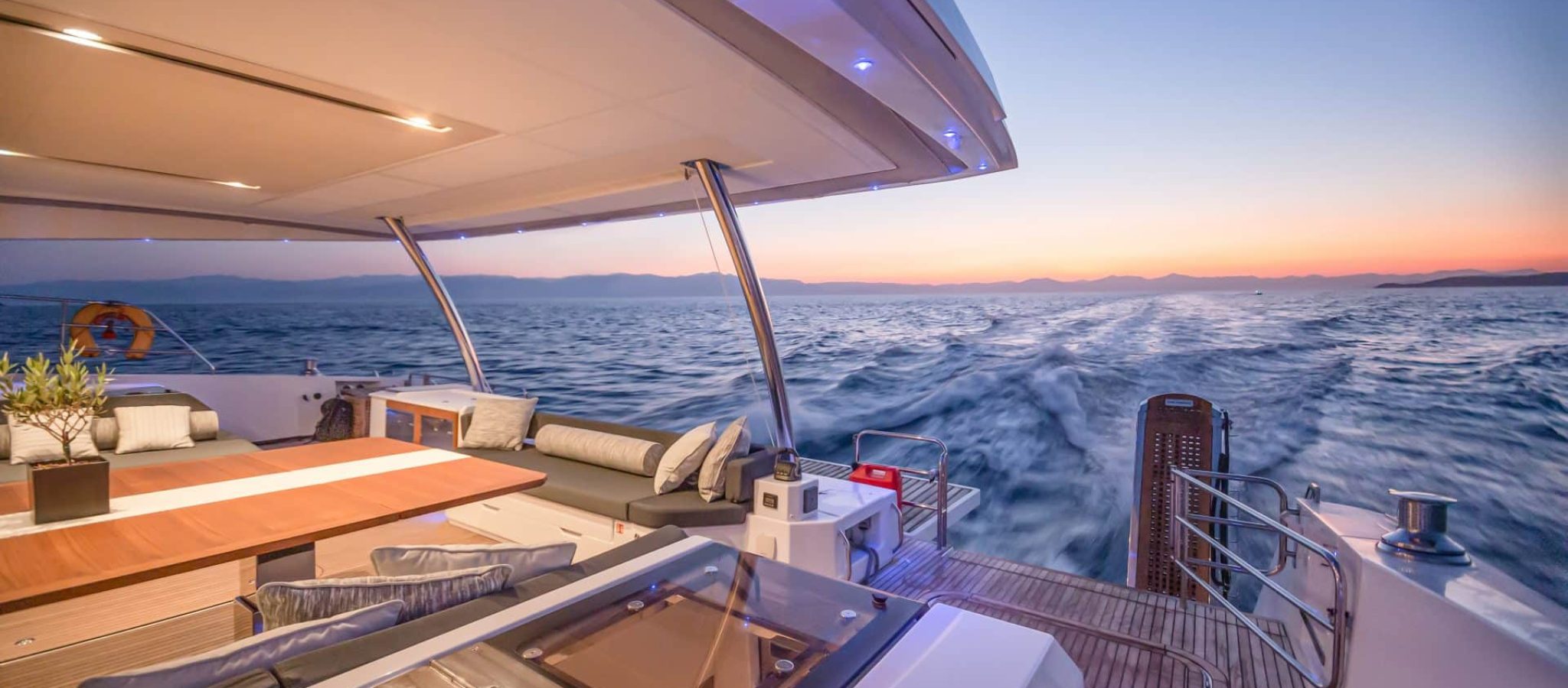 FOUNTAINE-PAJOT-POWER-67-AFT-COCKPIT-11 (1)