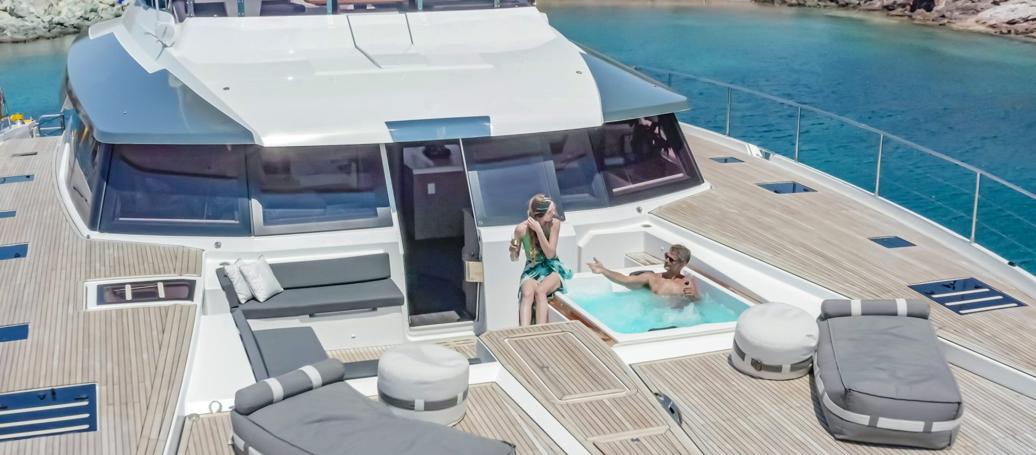 FOUNTAINE-PAJOT-POWER-67-FRONT-COCKPIT-02 (1)