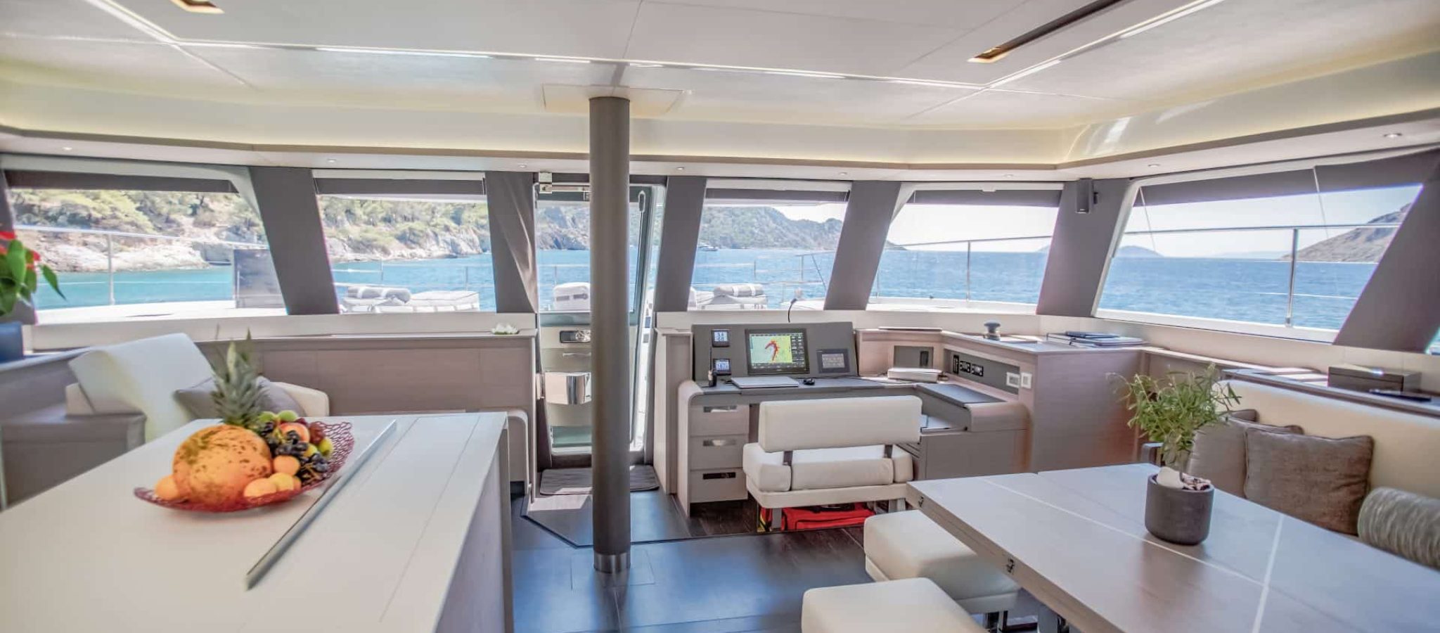 FOUNTAINE-PAJOT-POWER-67-SALOON-01