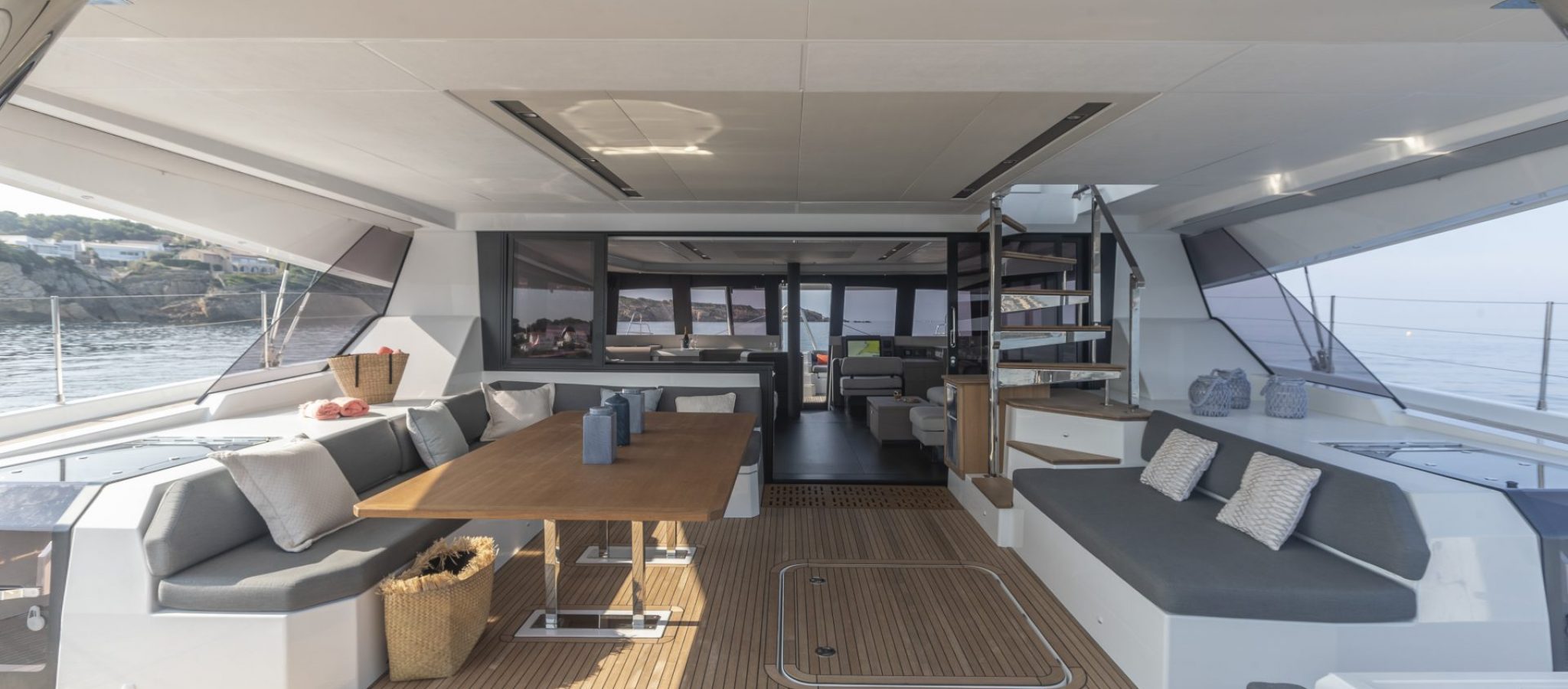 Fountaine-Pajot-Samana-59-Aft-Cockpit (1)