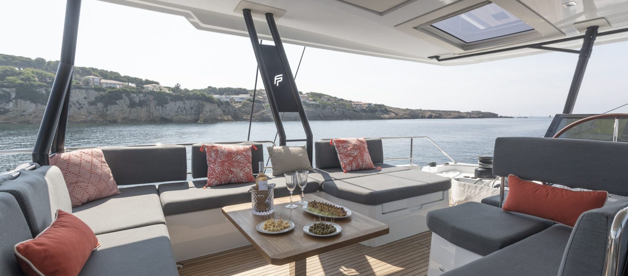 Catamaran de luxe Samana 59 Fountaine Pajot flybridge