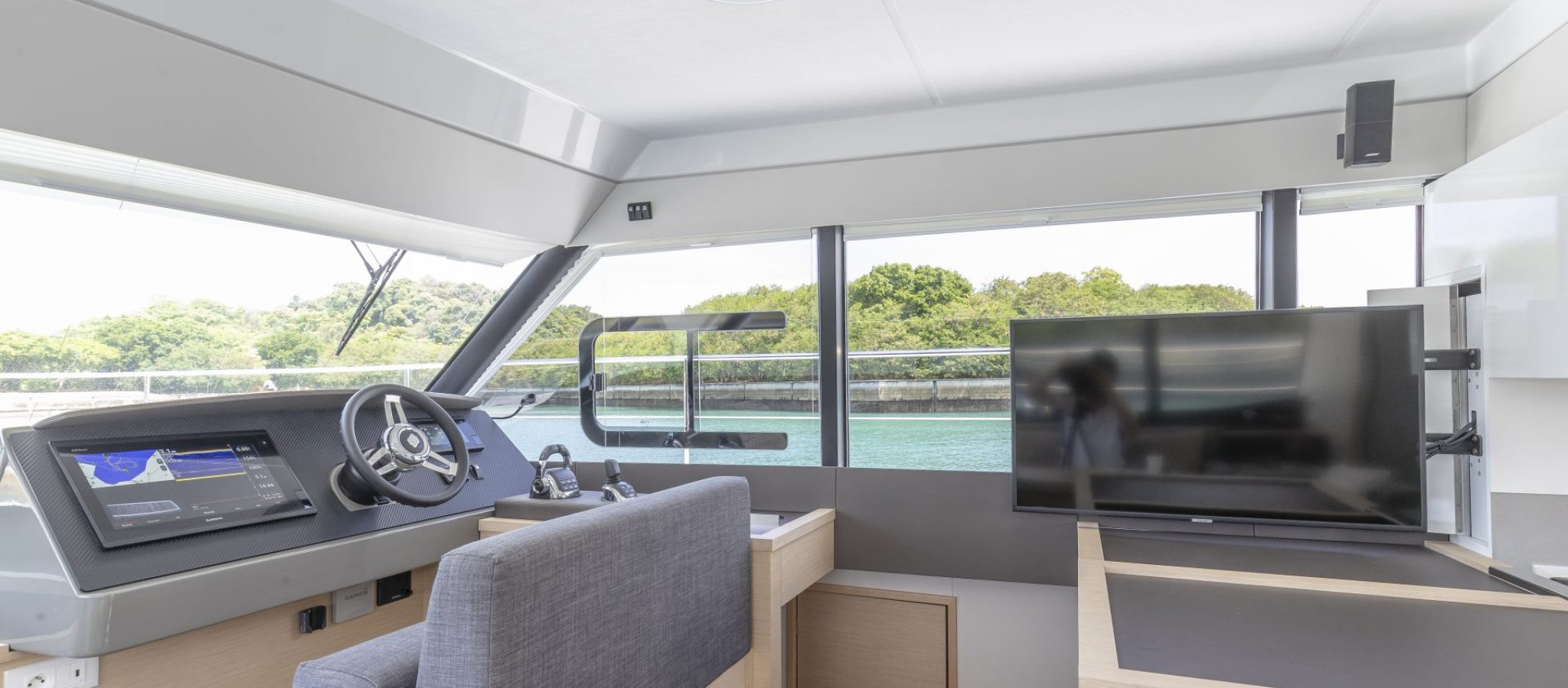 Fountaine Pajot MY5 poste de pilotage