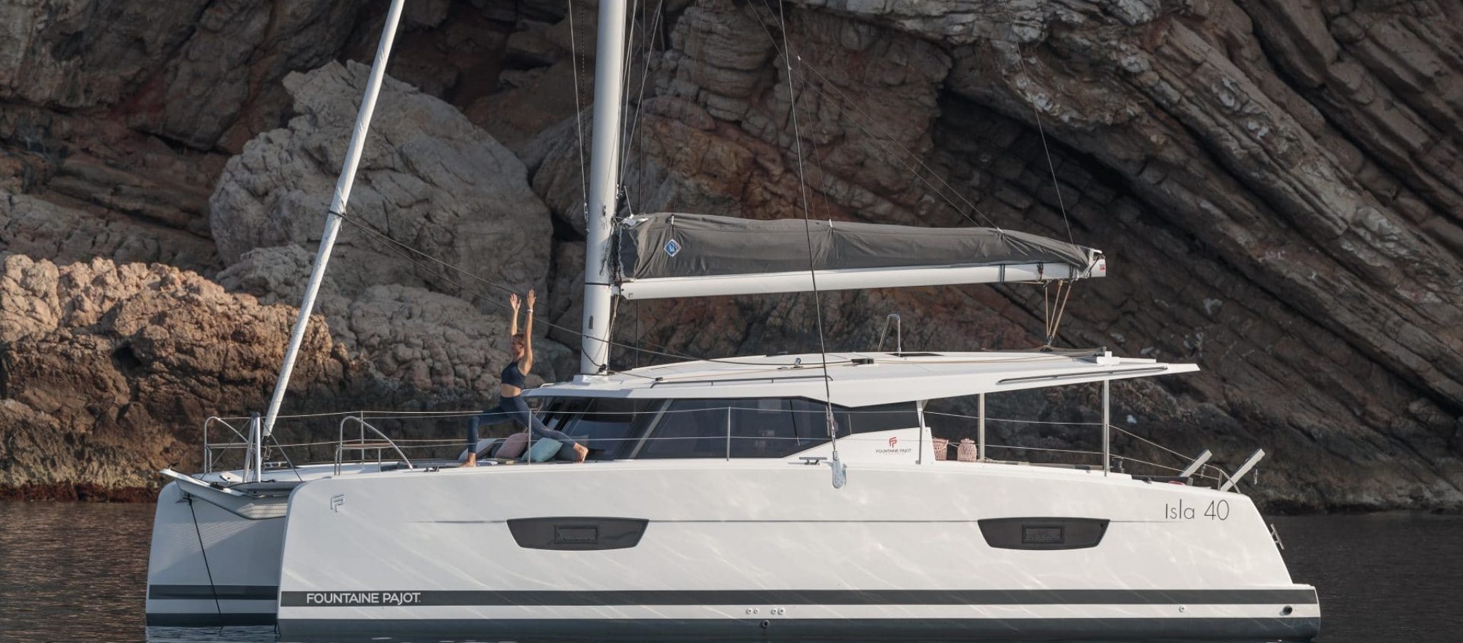 Isla 40 au mouillage en calanque