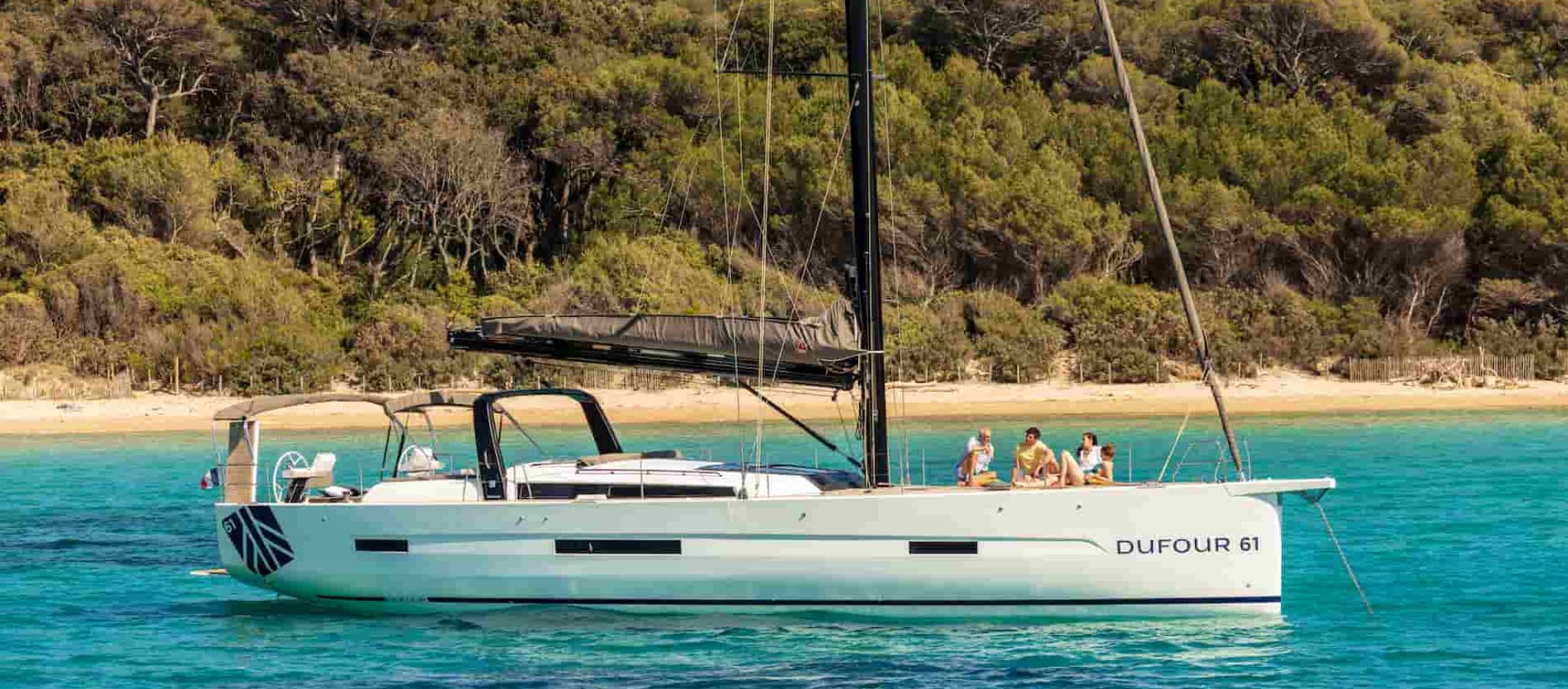 Voilier de luxe Dufour 61 au mouillage dans une calanque