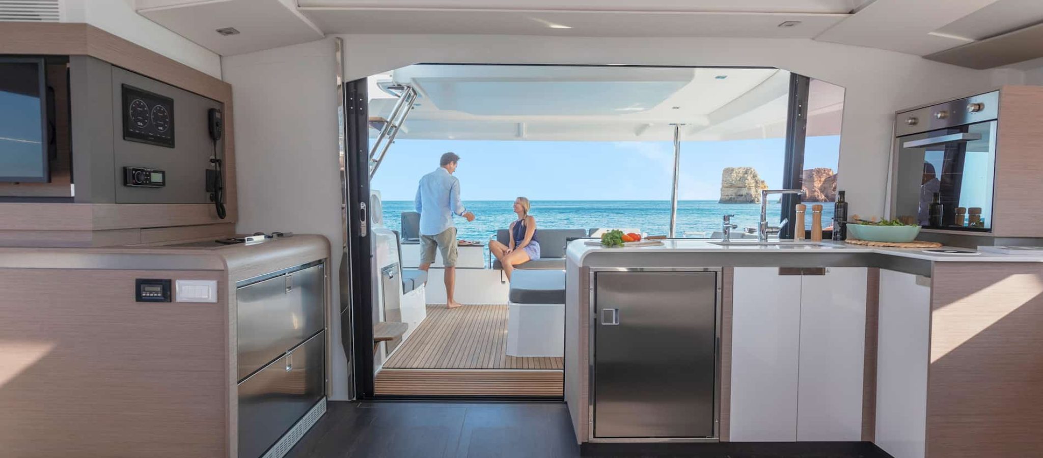 Catamaran à voile ELBA 45 Fountaine Pajot inétrieur carré