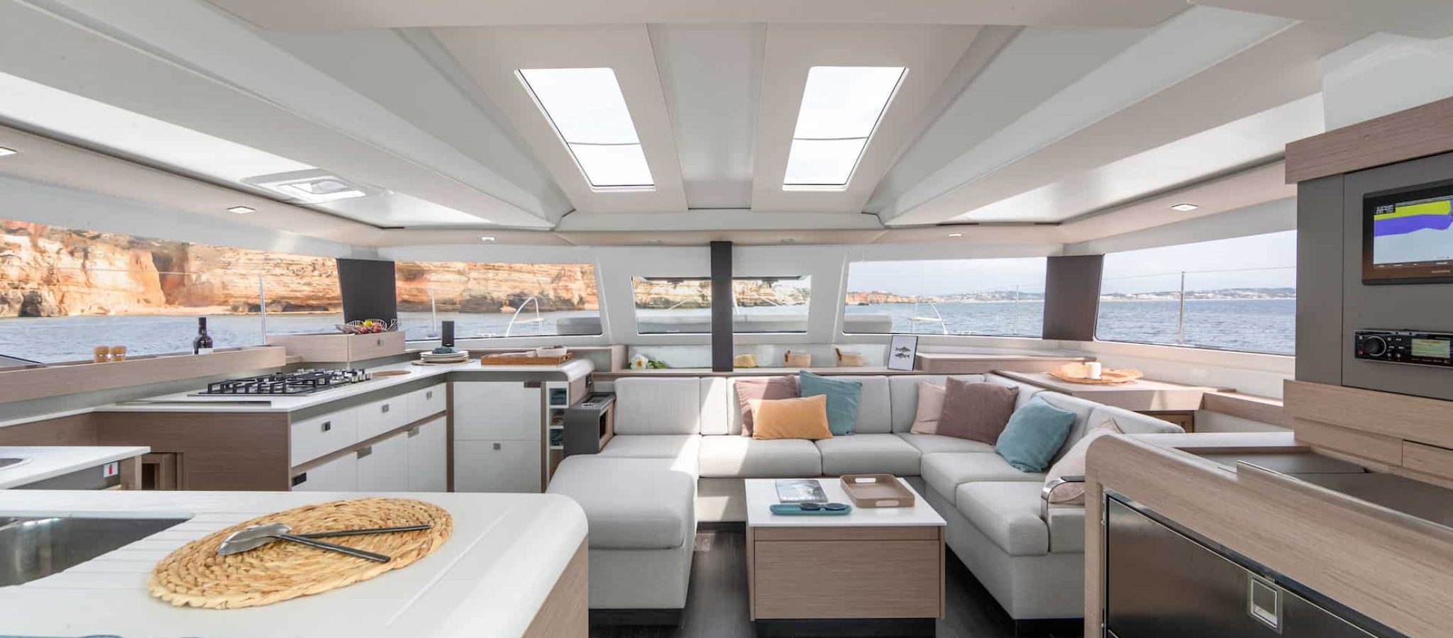 Catamaran à voile ELBA 45 Fountaine Pajot inétrieur carré